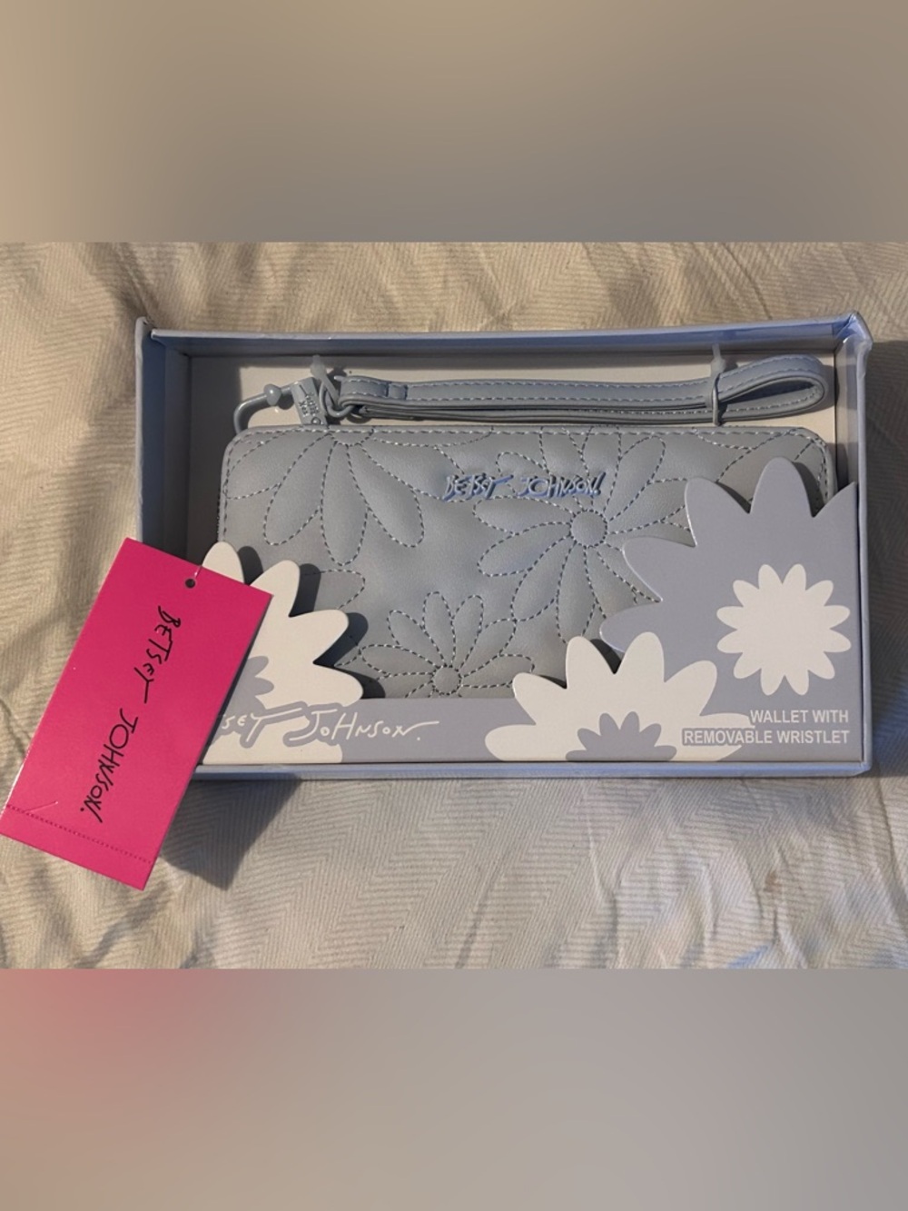 BETSEY JOHNSON Light Blue Quilted Flower Zip Around Wallet With Wristlet NWTS - Picture 7 of 7